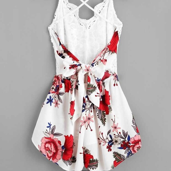 FLORAL LACE BACKLESS ROMPER - Picture 2 of 8